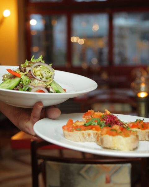 Waarom eten en entertainment vaak hand in hand gaan