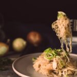 Bord met zuurkool, bestrooid met lente-ui, klaar om te eten
