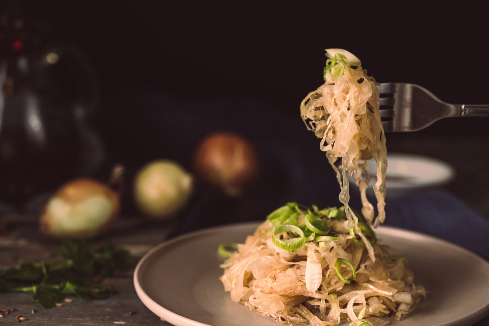 Bord met zuurkool, bestrooid met lente-ui, klaar om te eten