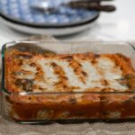 Zelfgemaakte lasagne in een glazen ovenschaal, klaar om in porties in te vriezen
