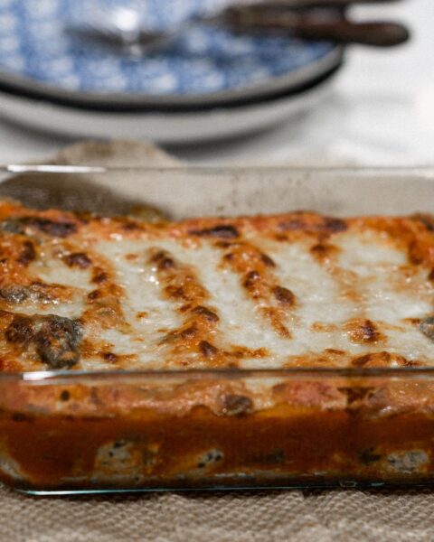 Zelfgemaakte lasagne in een glazen ovenschaal, klaar om in porties in te vriezen