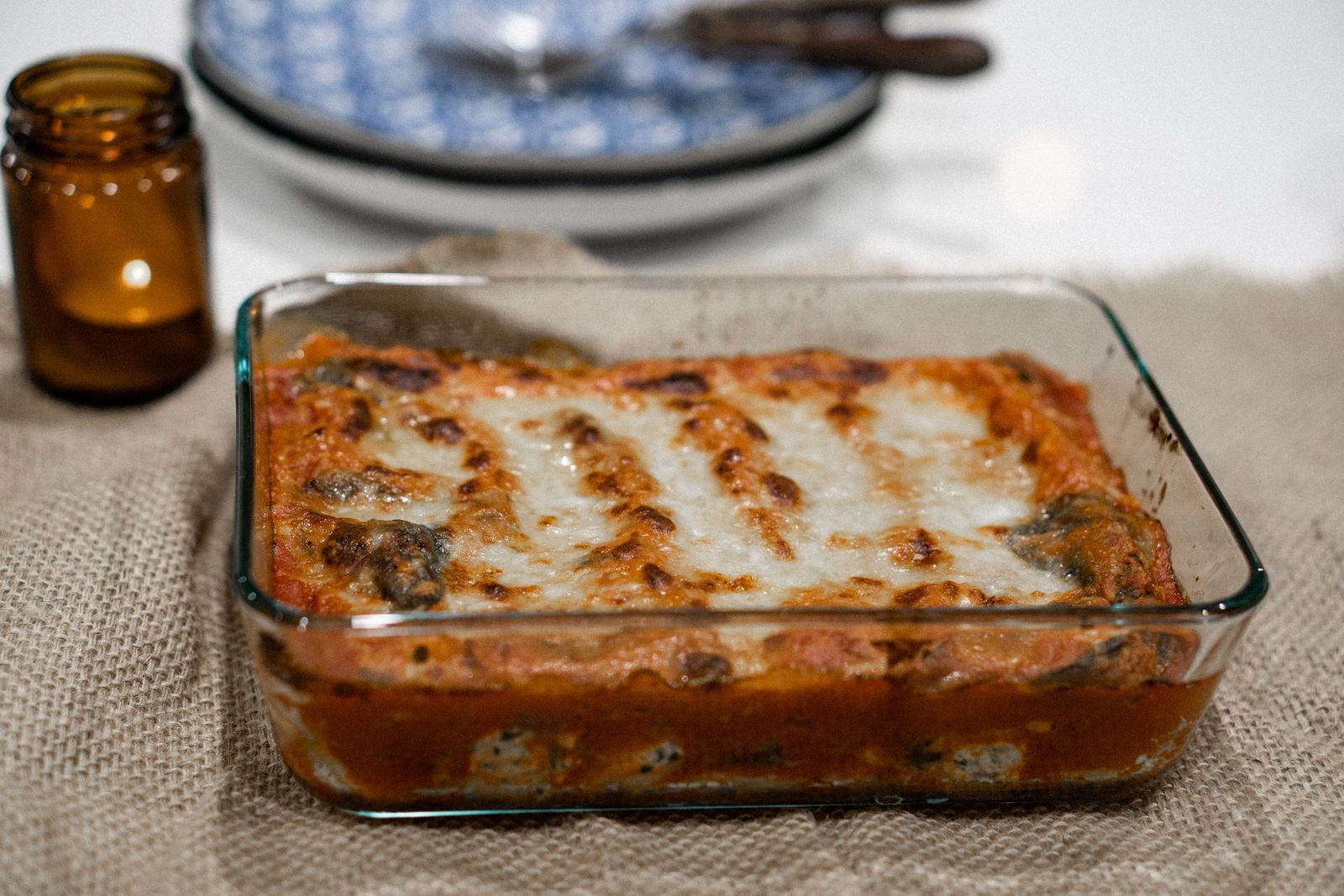 Zelfgemaakte lasagne in een glazen ovenschaal, klaar om in porties in te vriezen
